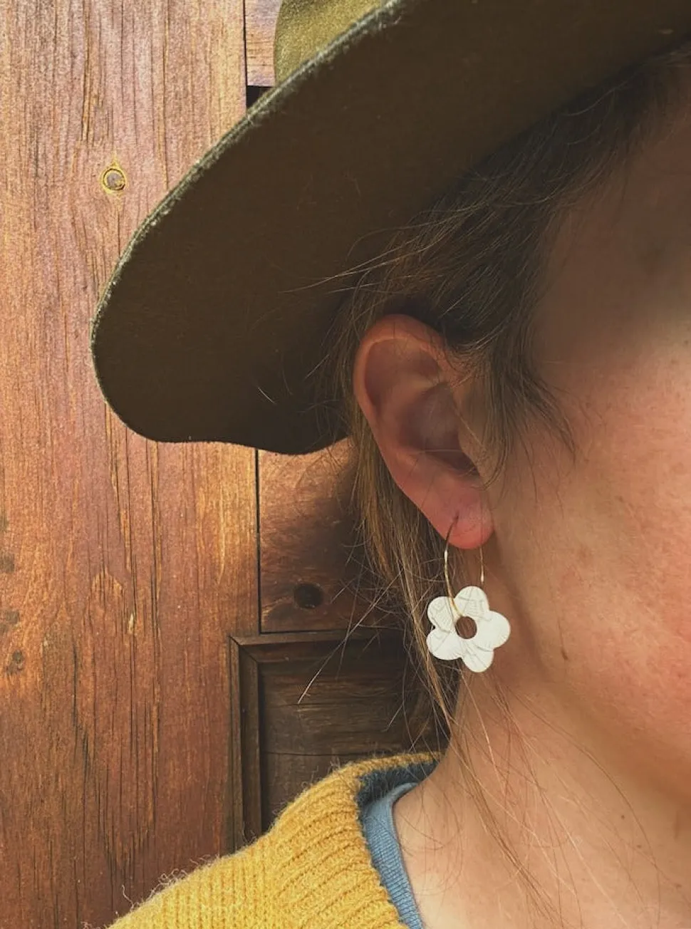 Earrings^BOUCLE D'OR Flower Hoop Earrings - Ivory